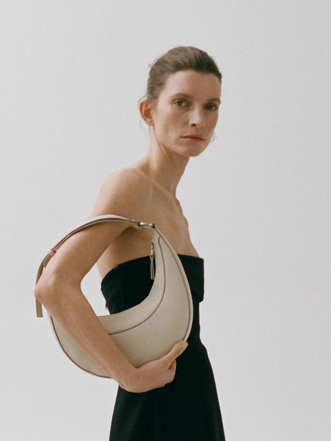 Oval shoulder bag